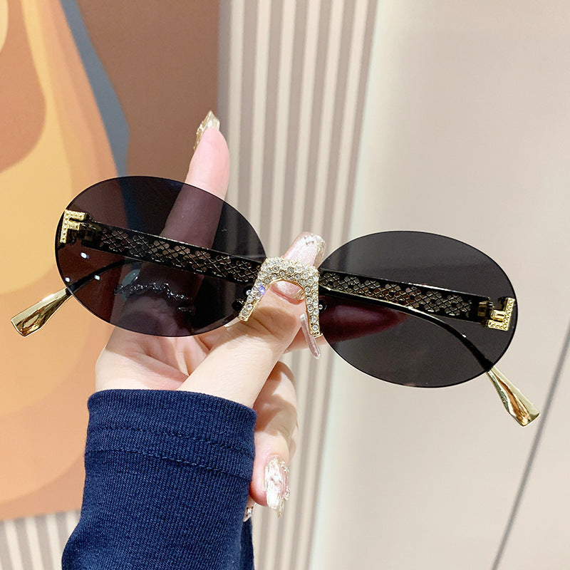 Dame solbrille med glitrende ramme og ovale glass Luvikno