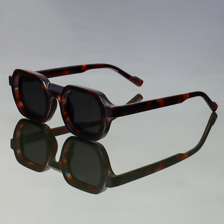 Dame moteriktig solbrille i moderne design med bred ramme Luvikno