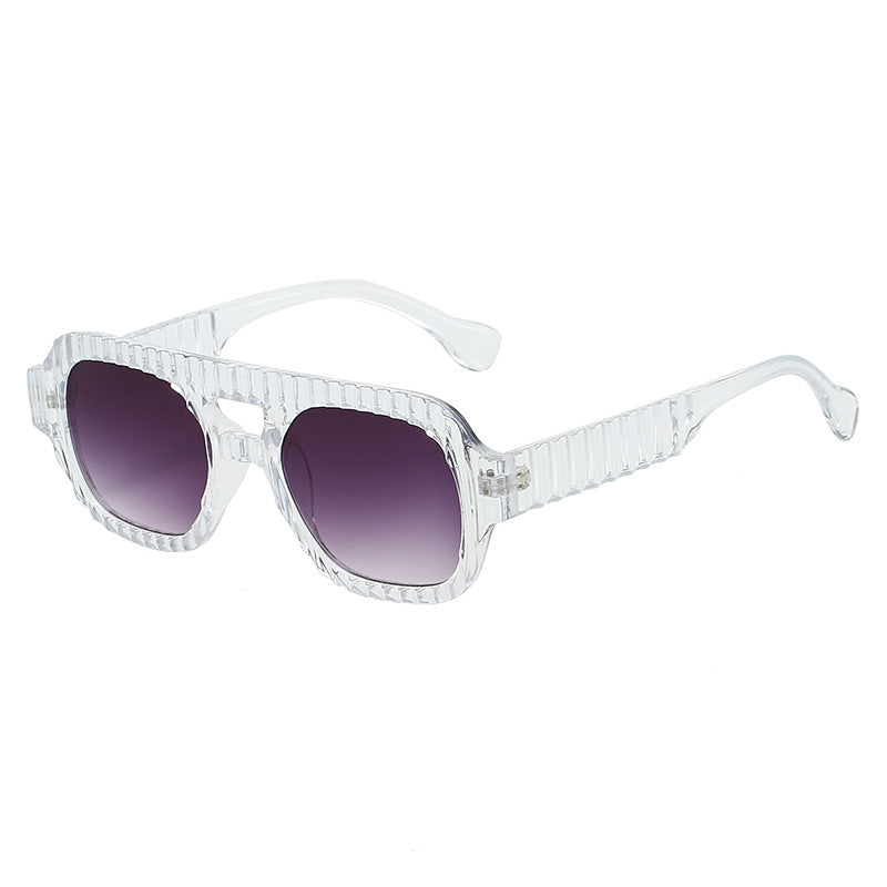 Dame moteriktig solbrille i futuristisk design med strukturert ramme Luvikno