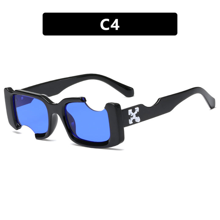 Dame moteriktig solbrille med markant design og robust plastramme Luvikno