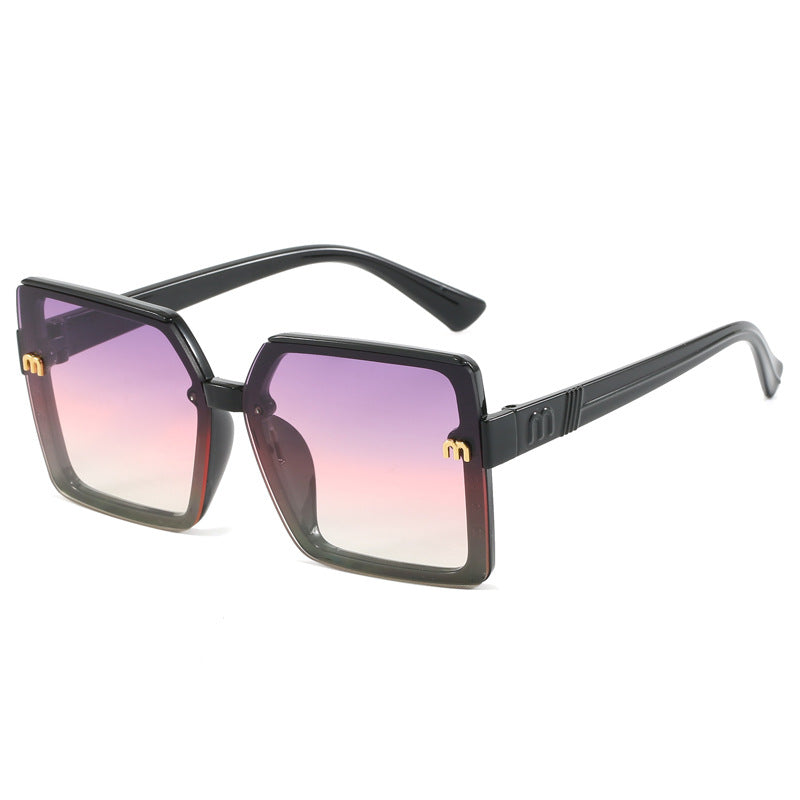 Dame moteriktig kvadratisk solbrille med speilende gradient Luvikno