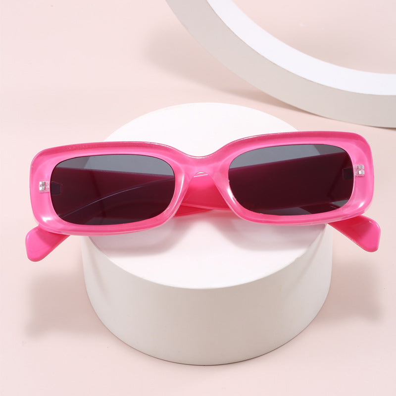 Dame stilig designer solbrille med moderne, rektangulær ramme Luvikno