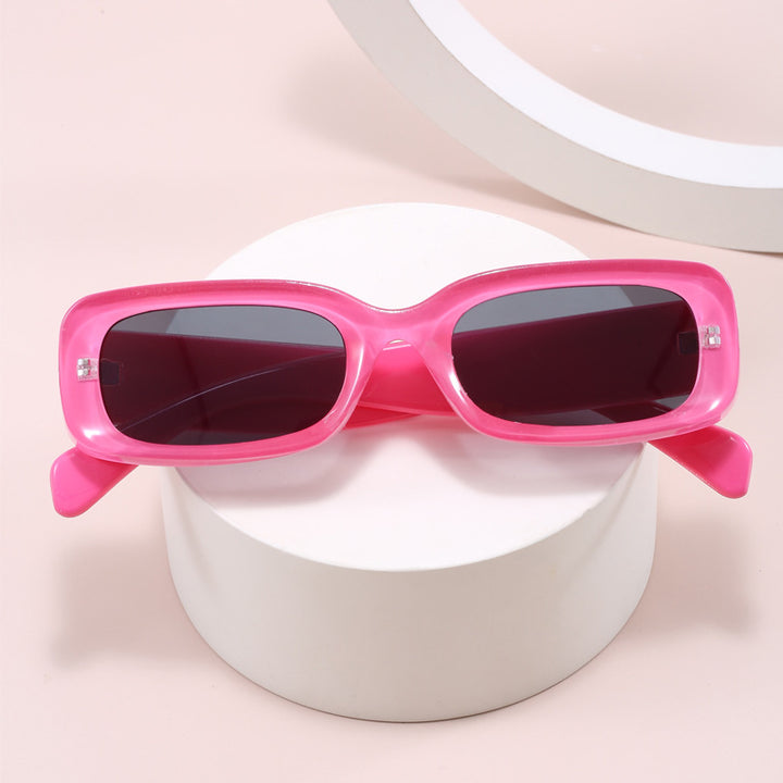 Dame stilig designer solbrille med moderne, rektangulær ramme Luvikno