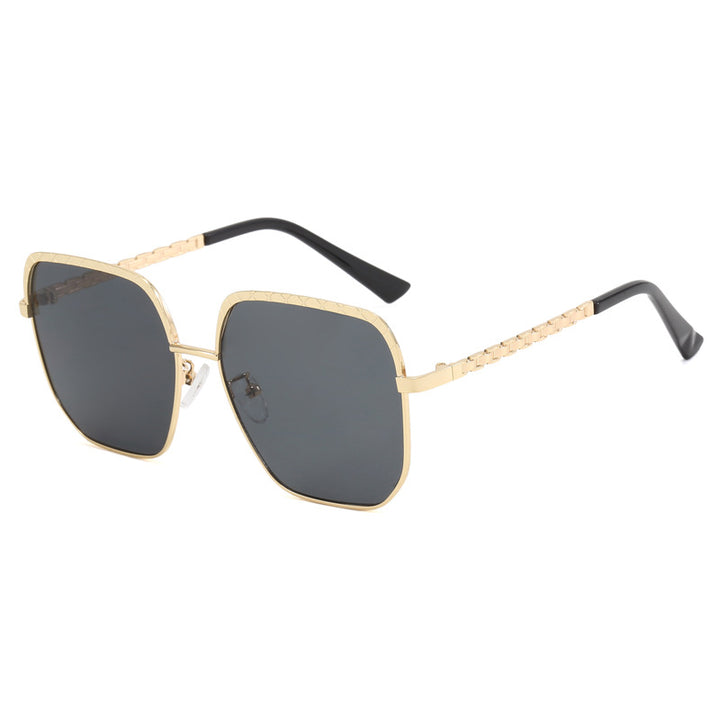 Dame moteriktig solbrille med firkantet ramme og stilige detaljer Luvikno