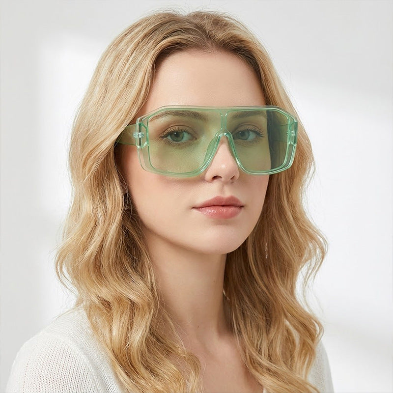 Dame oversized solbrille med robust ramme og stilig design Luvikno