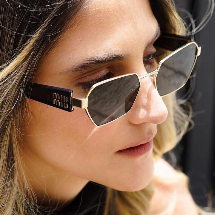Dame heksagonal solbrille med elegant metallramme og beskyttende glass Luvikno