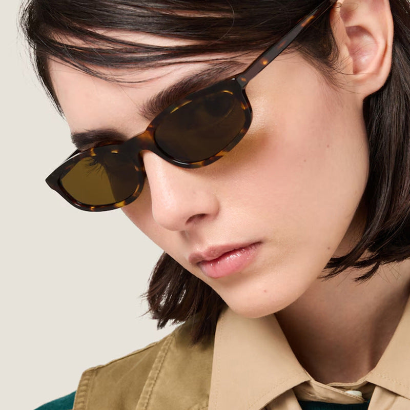 Dame moteriktig solbrille med elegant design Luvikno