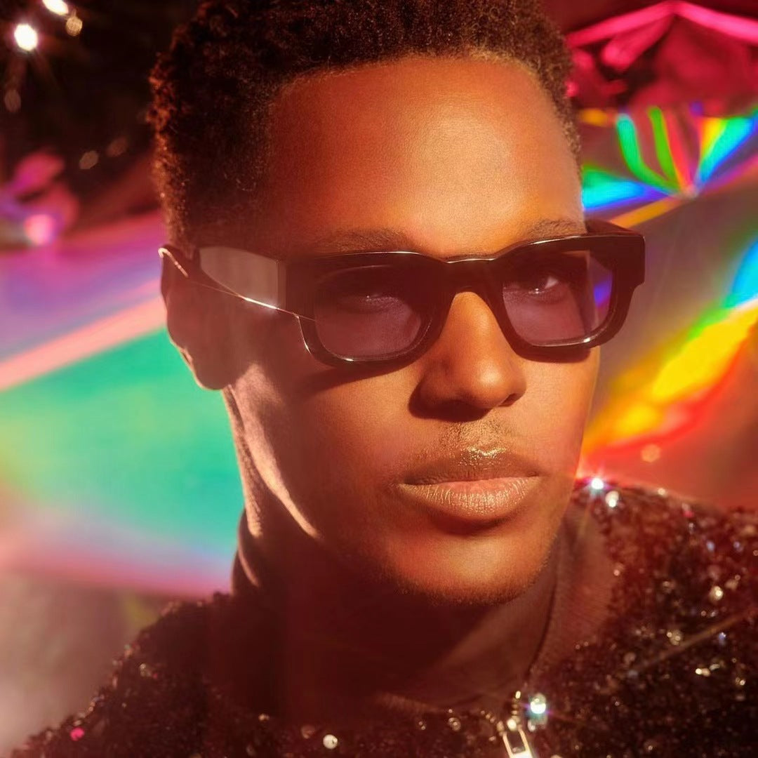 Dame moteriktig solbrille med innovativ, rektangulær ramme Luvikno