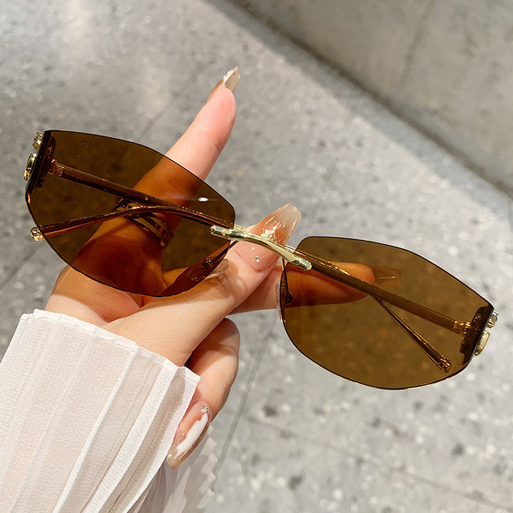Dame moteriktig solbrille med innovativt sjakkert design Luvikno