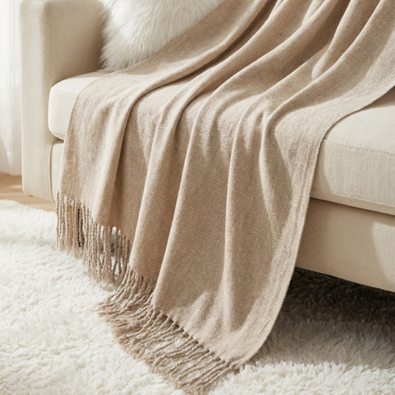 Kvinnelig elegant og stilfull sofa teppe med frynser Luvikno