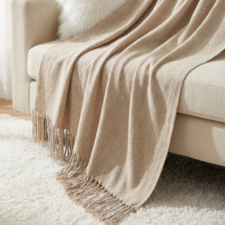 Kvinnelig elegant og stilfull sofa teppe med frynser Luvikno