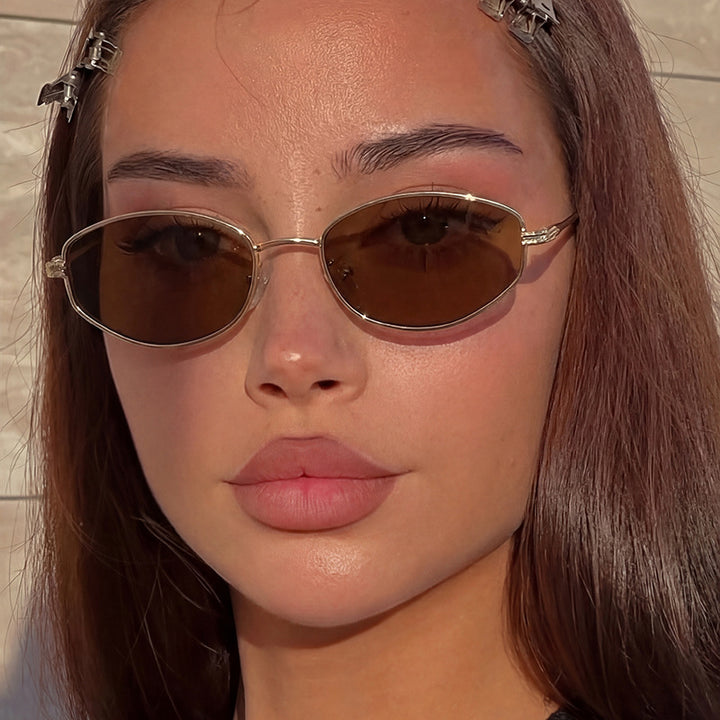 Dame moteriktig solbrille i minimalistisk ovalt design Luvikno