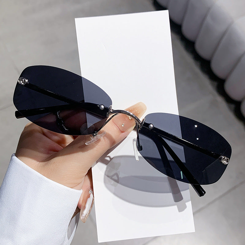 Dame trendy solbrille med elegant, smal ramme Luvikno