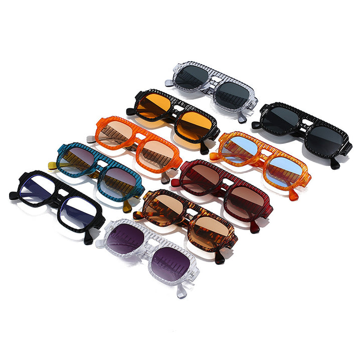 Dame moteriktig solbrille i futuristisk design med strukturert ramme Luvikno