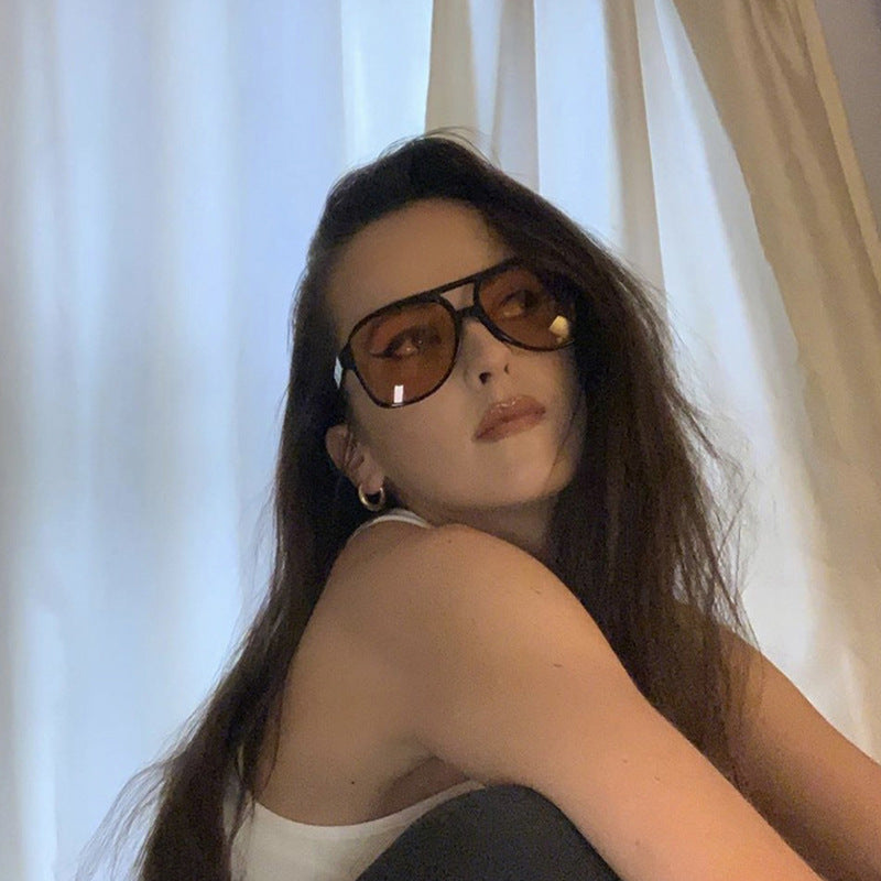Damer oversized solbrille i sporty-elegant design Luvikno