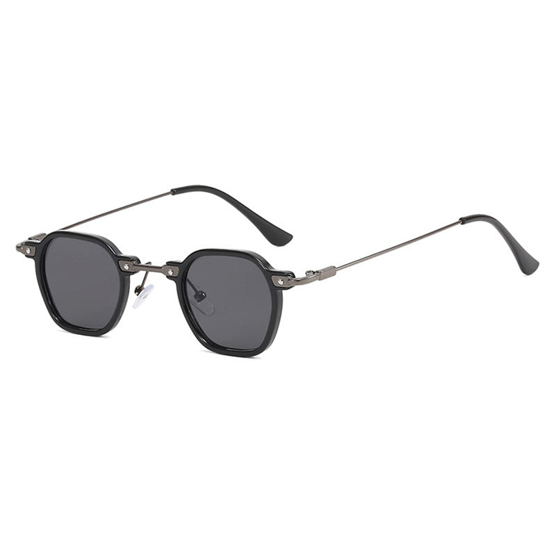 Dame moteriktig solbrille i elegant design med sekskantet ramme Luvikno