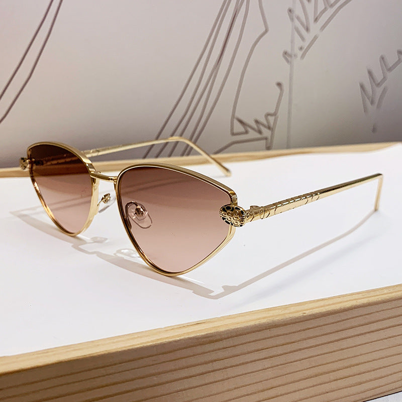 Dame designer solbrille med stilig cat-eye design og luksuriøs ramme Luvikno