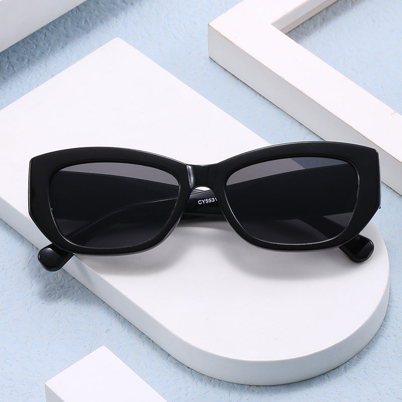Dame moderne Cat-Eye solbriller laget av robust plast Luvikno
