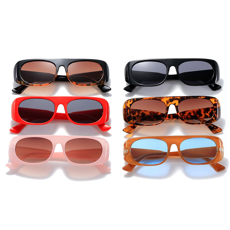Dame moteriktig solbrille i elegant skjolddesign Luvikno