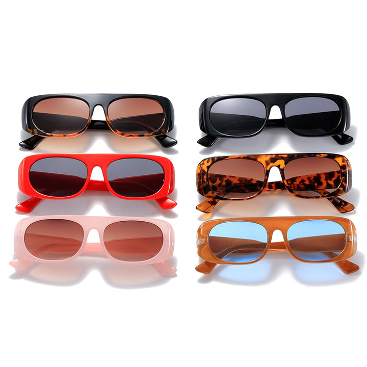Dame moteriktig solbrille i elegant skjolddesign Luvikno