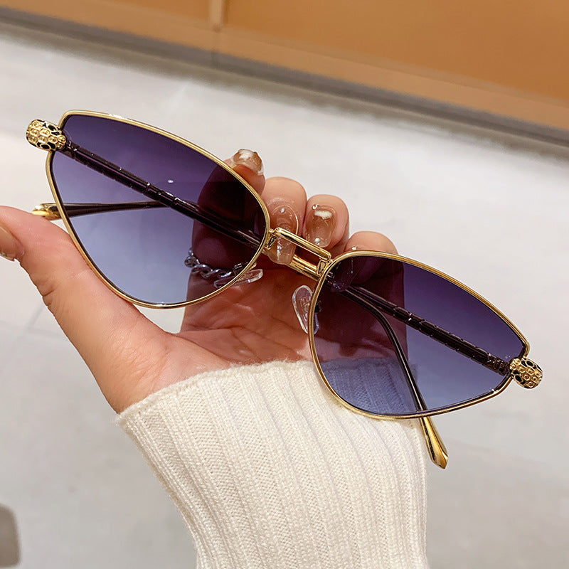 Dame designer solbrille med stilig cat-eye design og luksuriøs ramme Luvikno
