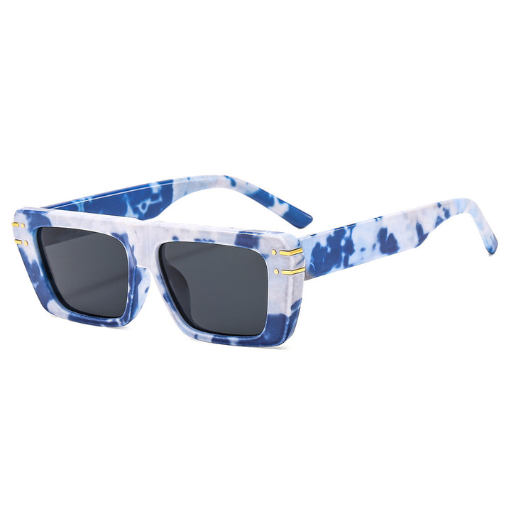 Dame moteriktig kvadratisk solbrille med glitrende akenter Luvikno