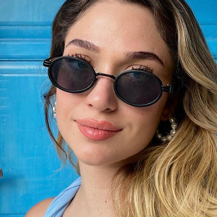 Dame rund solbrille med lette glass og gyldne detaljer Luvikno