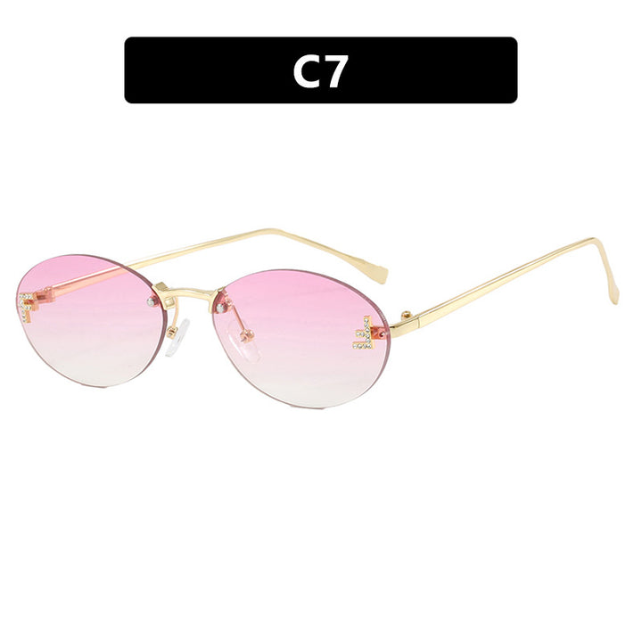Dame moteriktig solbrille med elegant, speilreflekterende glassfront og filigran metallramme Luvikno