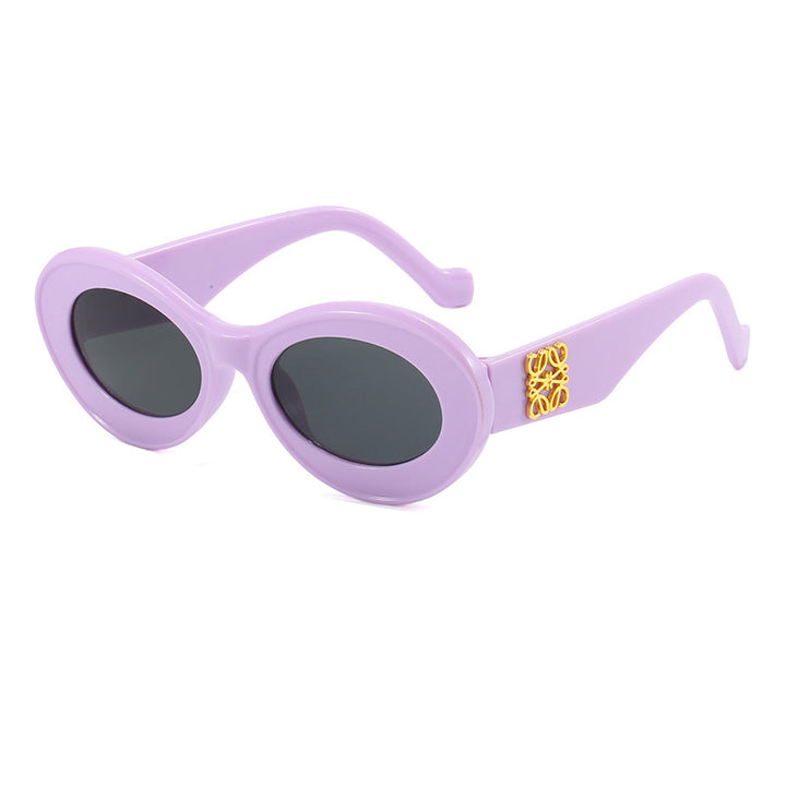 Dame moteriktig solbrille med oval ramme og gullapplikasjoner Luvikno