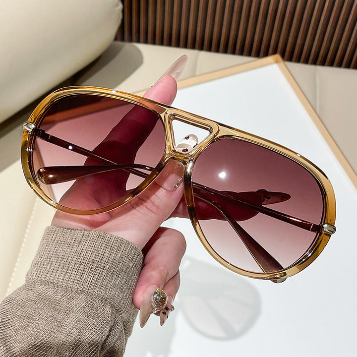 Dame solbrille i ekstravagant design med markante glass Luvikno