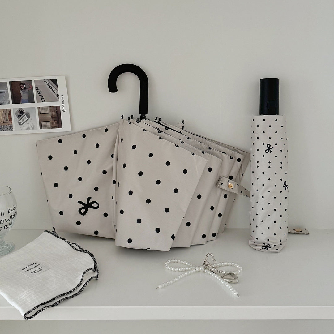 Dame kompakt paraply med stilfull prikkedesign Luvikno