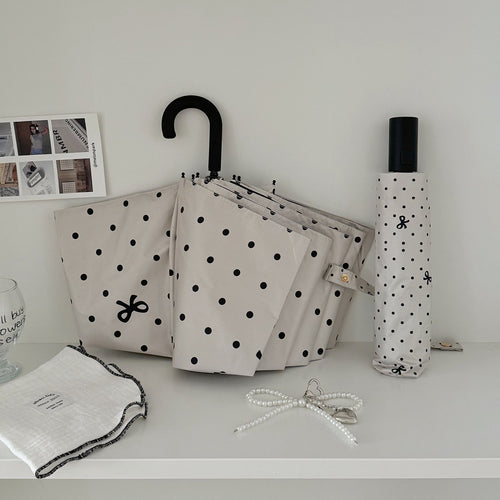Dame kompakt paraply med stilfull prikkedesign Luvikno