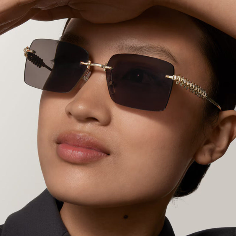Dame moteriktig solbrille med unikt og dekorativt ramme Luvikno