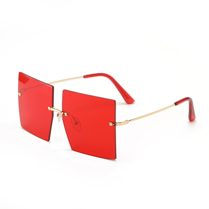 Dame moteriktig kvadratisk solbrille med brede glass og filigran metallramme Luvikno
