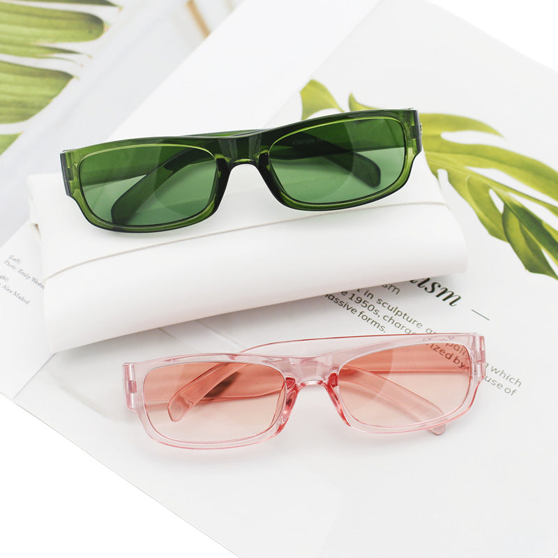 Dame moteriktig solbrille i stilrent rektangulært design Luvikno