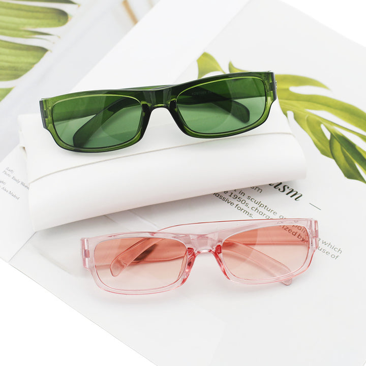 Dame moteriktig solbrille i stilrent rektangulært design Luvikno