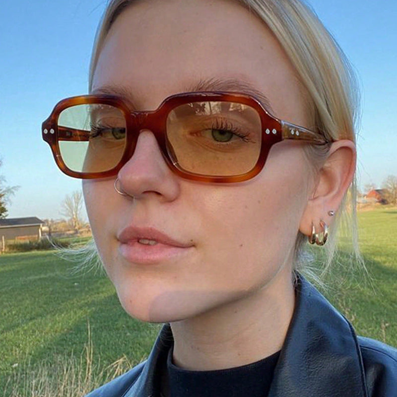 Dame moderne firkantede solbriller med bred ramme og elegant design Luvikno