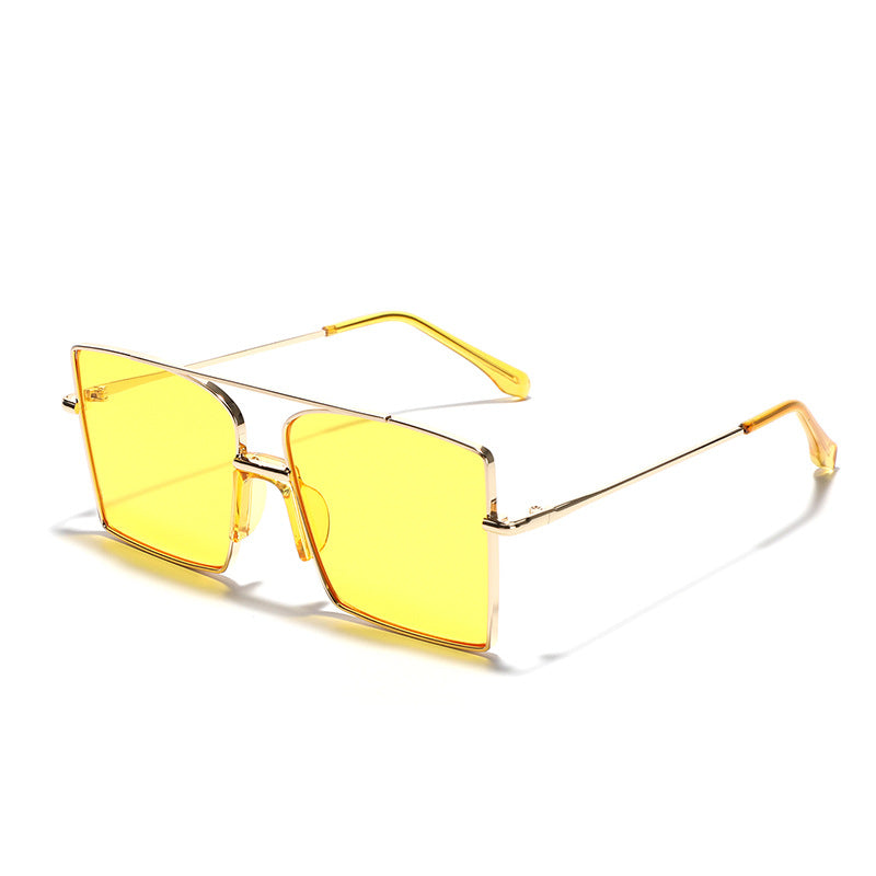 Dame elegant kvadratisk solbrille med moteriktige aksenter Luvikno