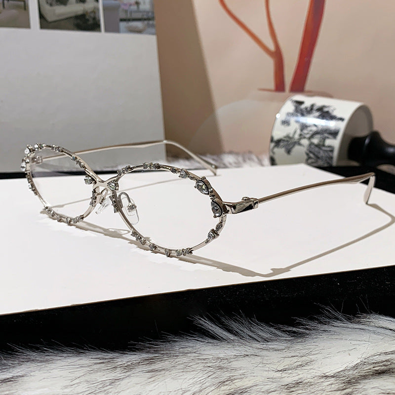 Dame eksklusiv solbrille med glitrende strass-dekor og elegant metallramme Luvikno