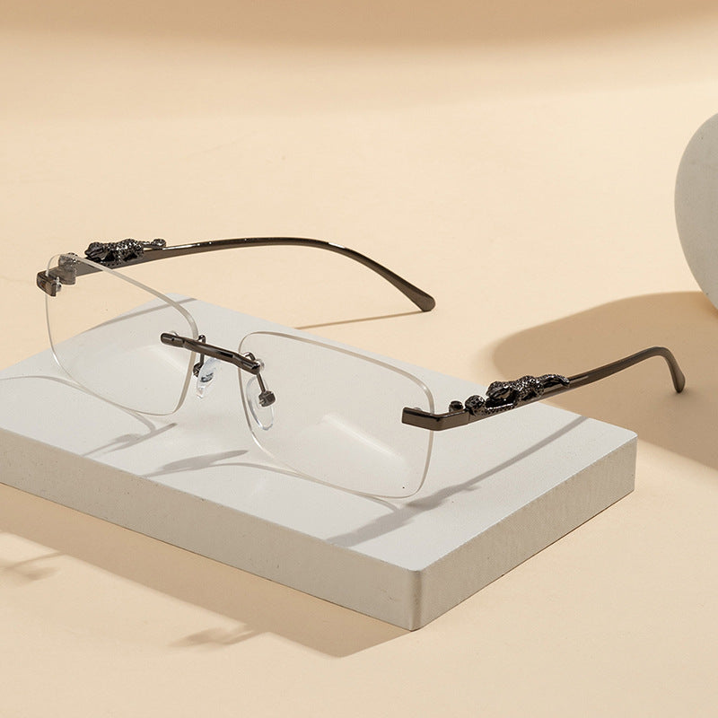 Dame moteriktig solbrille med kunstneriske utsmykninger Luvikno