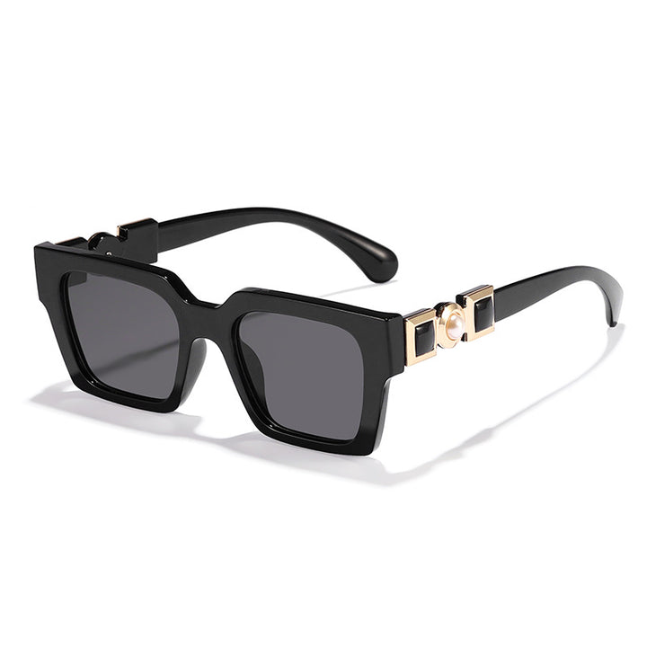 Dame moteriktig solbrille med glamorøst ramme Luvikno