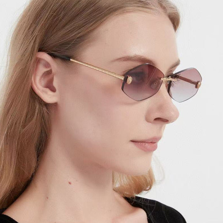 Dame geometrisk solbrille i moderne design med elegant metallramme Luvikno