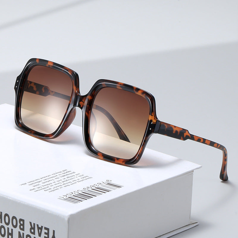 Dame moteriktig oversized solbrille med moderne design Luvikno