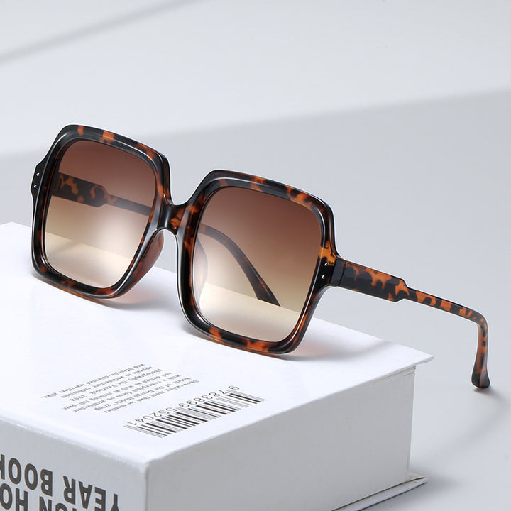 Dame moteriktig oversized solbrille med moderne design Luvikno