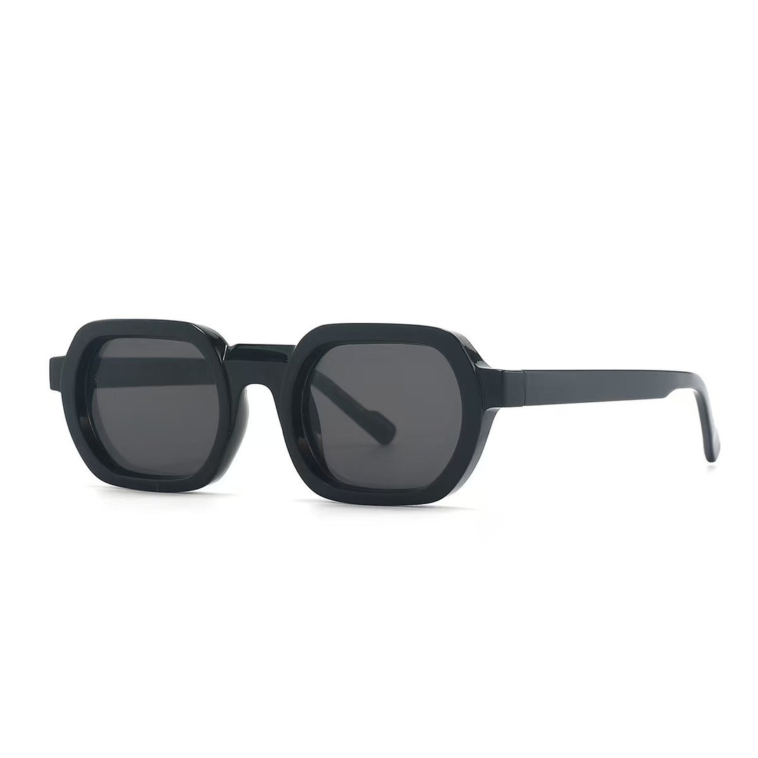 Dame moteriktig solbrille i moderne design med bred ramme Luvikno