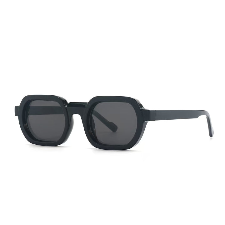 Dame moteriktig solbrille i moderne design med bred ramme Luvikno
