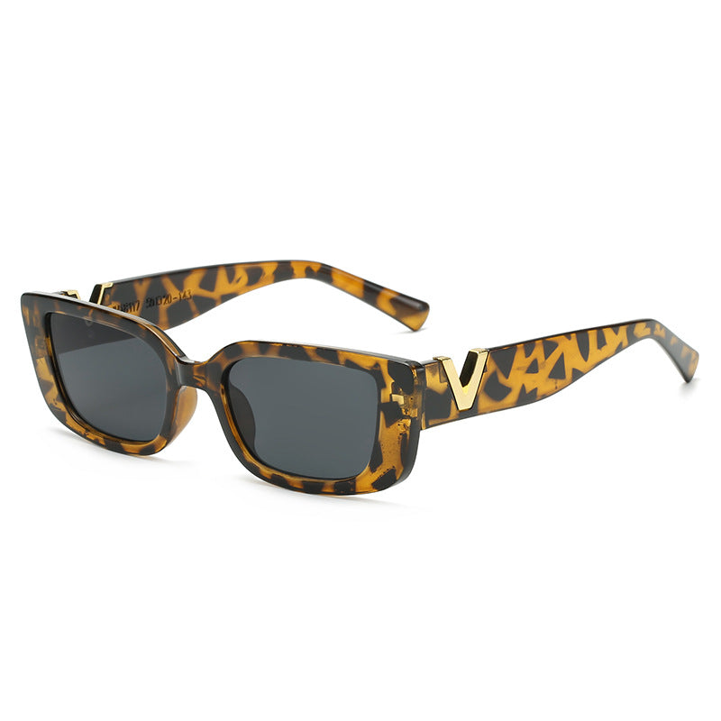 Dame moteriktige solbriller med trendy leopardmønster og robust ramme Luvikno