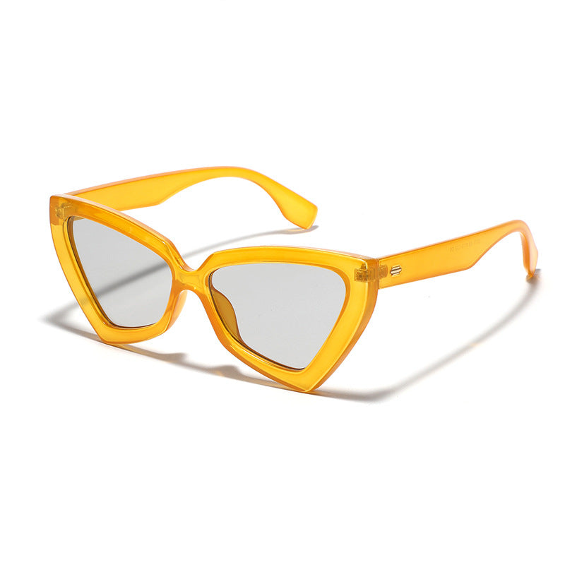 Dame Cat-Eye solbriller med speilende linser og robust ramme Luvikno