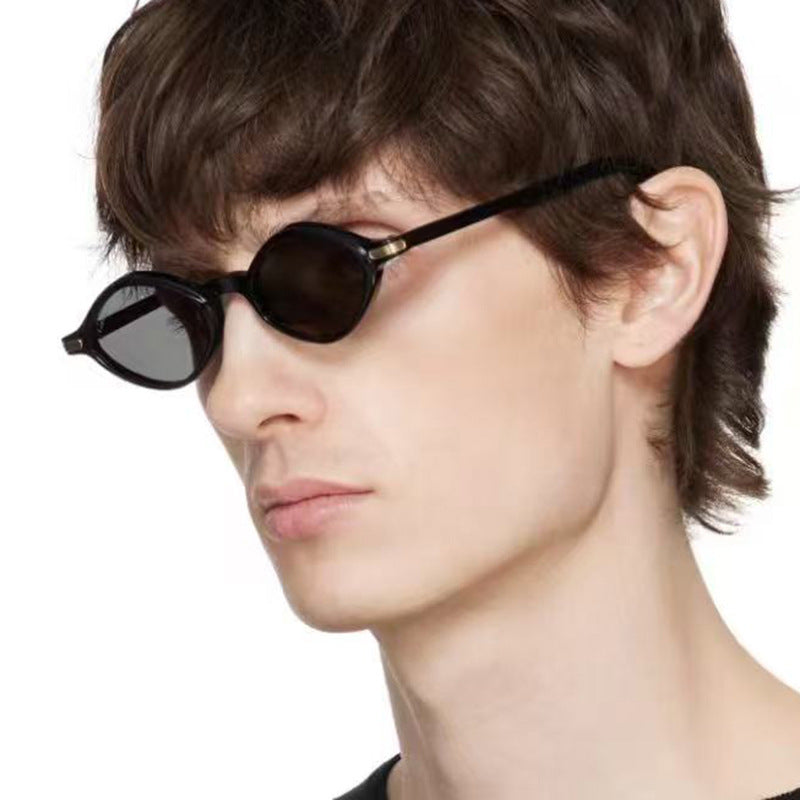 Dame moteriktig solbrille med unikt design og høykvalitets metallramme Luvikno