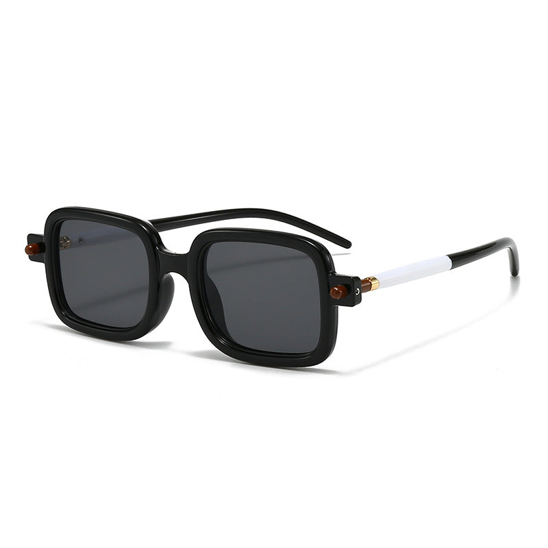 Dame moteriktig kvadratisk brille med stilige detaljer Luvikno